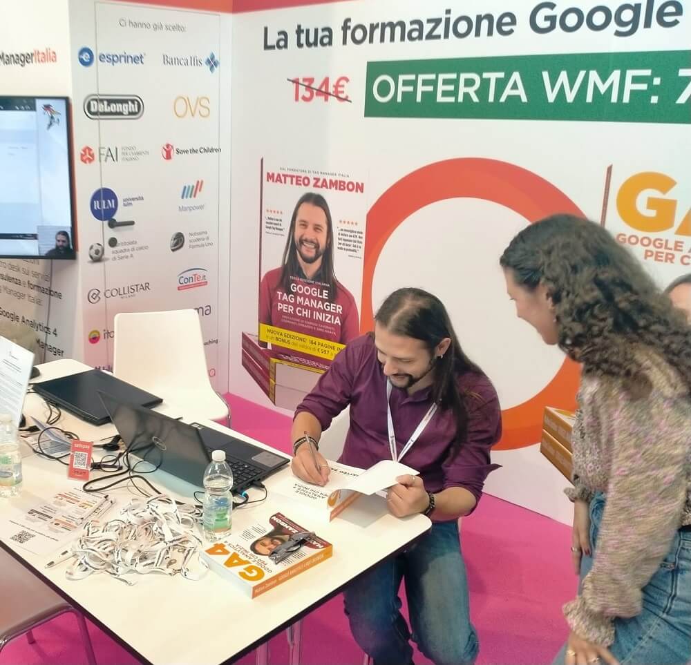 Matteo Zambon firma copie libro Google Analytics 4 per chi inizia WMF 2022